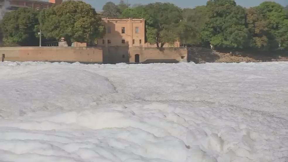 Espuma tóxica toma conta do Rio Tietê em São Paulo situação alarmante