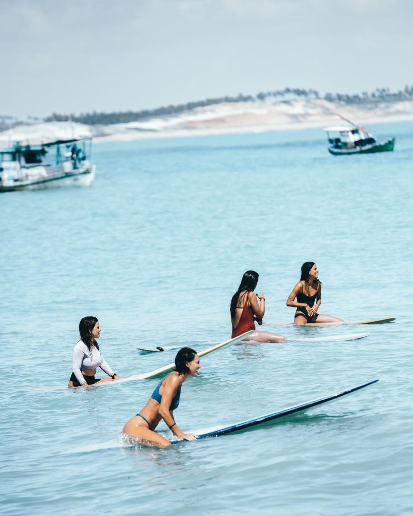 Débora Nascimento com amigas durante o surf. (Foto: Reprodução/Instagram)