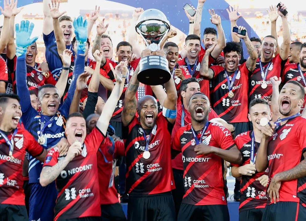 Athletico x Bragantino campeão troféu Sul-Americana — Foto: Reuters