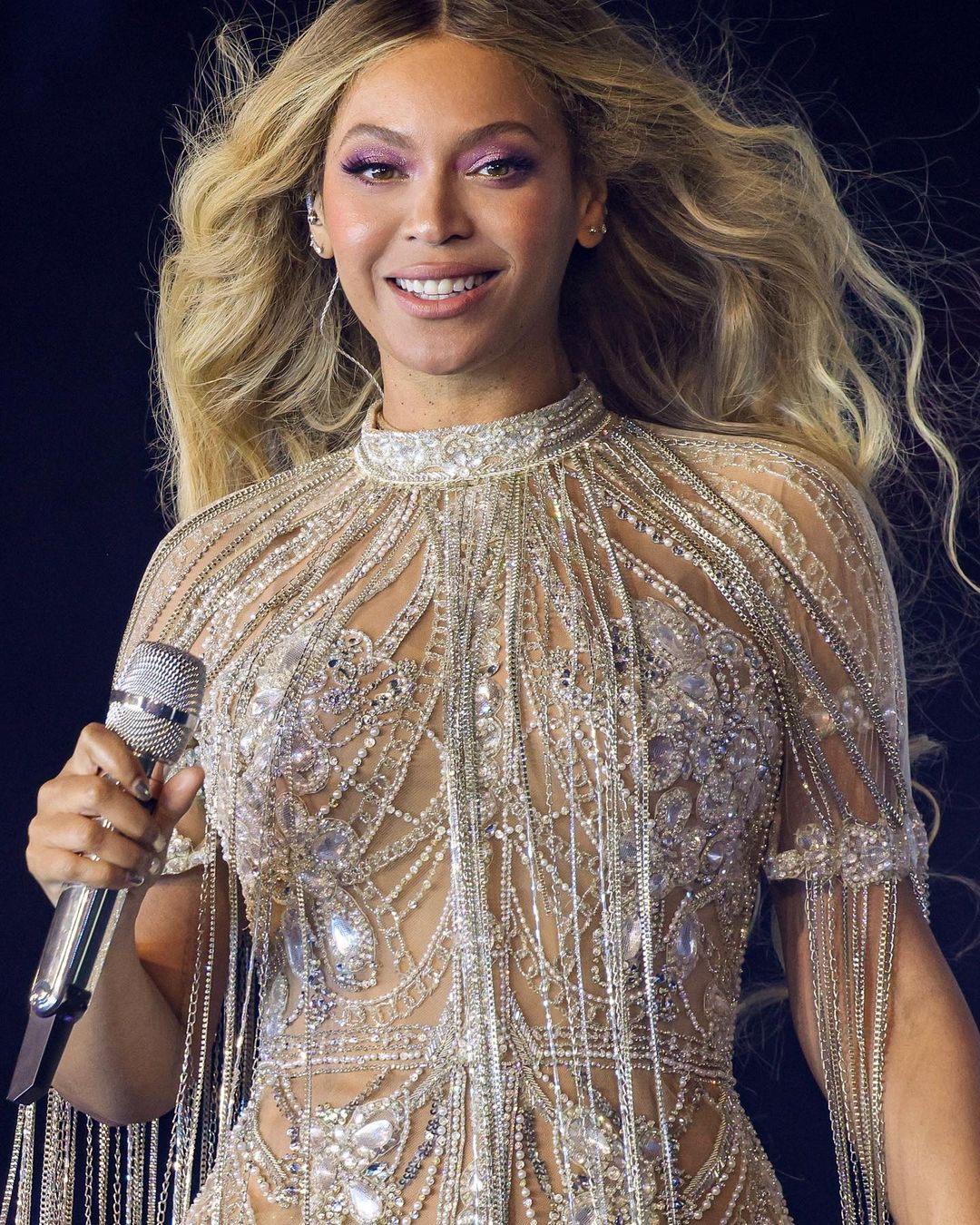Beyoncé aposta no loiro com fundo acizentando (Foto: Reprodução/Instagram @beyonce)
