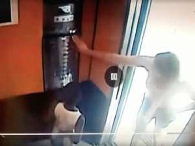 Câmeras de segurança registraram o momento em que a patroa da mãe do menino Miguel deixa ele embarcar sozinho no elevador do prédio. (Foto: Reprodução/Portal R7)