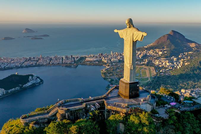 Com 38m de altura, o Cristo Redentor, erguido no Morro do Corcovado, pode ser visto de qualquer ponto do Rio de Janeiro. (Foto: Reprodução/Estado de Minas)