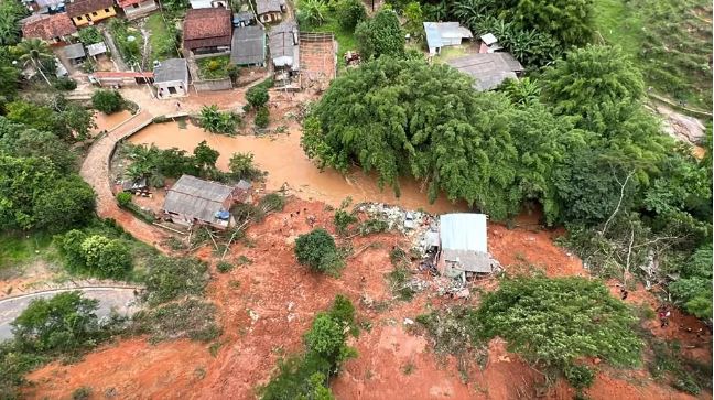 Casas destruídas pela encosta, município de Antônio Dias