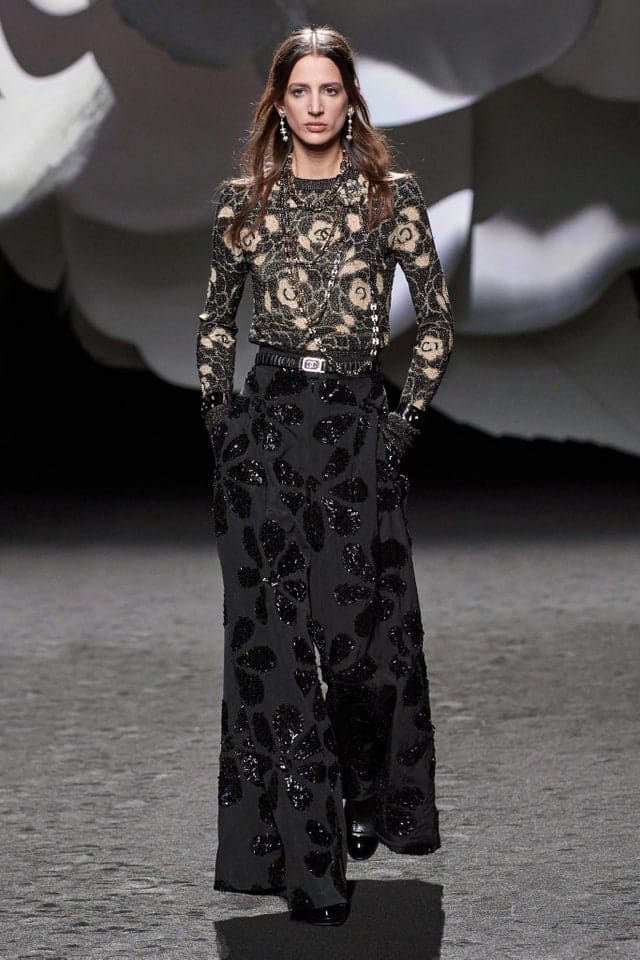 Camélias são a grande inspiração de outono da Chanel (Foto: Sidore Montag:Reprodução:Gorunway) Lorena Bueri