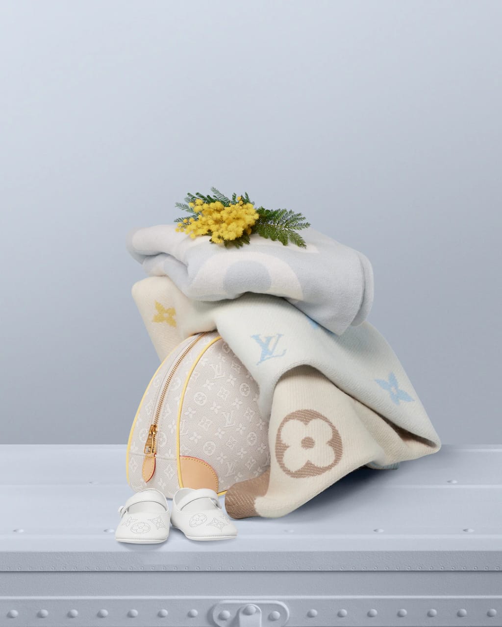 Cobertores, necessaire e sapato da linha Baby da LOUIS VUITTON (Foto: Reprodução / Site Oficial Louis Vuitton)