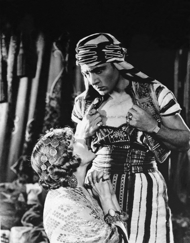 Rudolph Valentino com o Tank Cartier, em 1926, nas gravações de “O Filho do Sheik” (Foto: Getty Images)