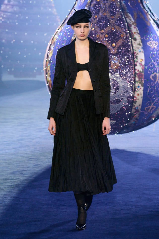 Dior volta aos anos 1950 com abertura da semana de moda de Paris (Foto: Filippo Fior:Reprodução / Gorunway.com)