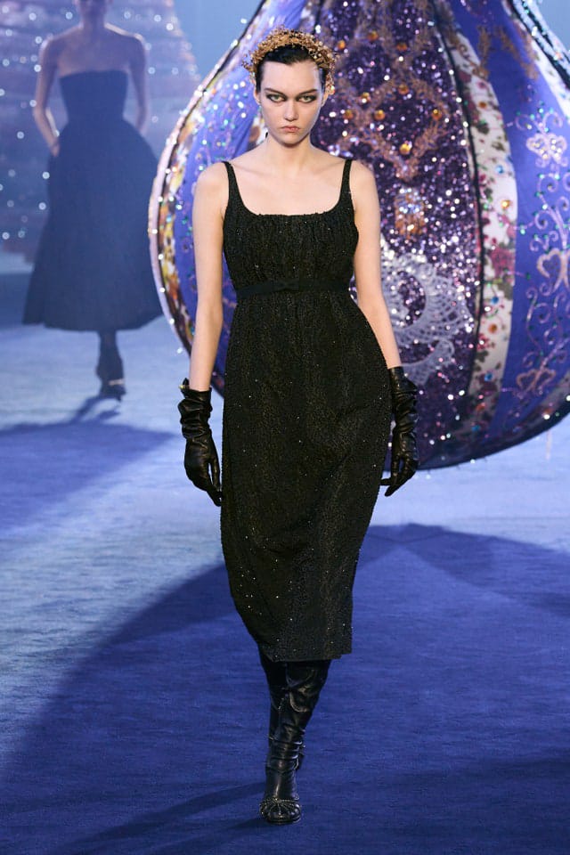 Dior volta aos anos 1950 com abertura da semana de moda de Paris (Foto: Filippo Fior:Reprodução / Gorunway.com)