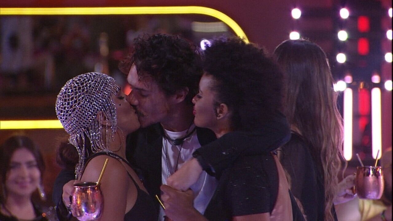 Eli, Maria e Natália se beijam no BBB (Foto: Reprodução/TV Globo)