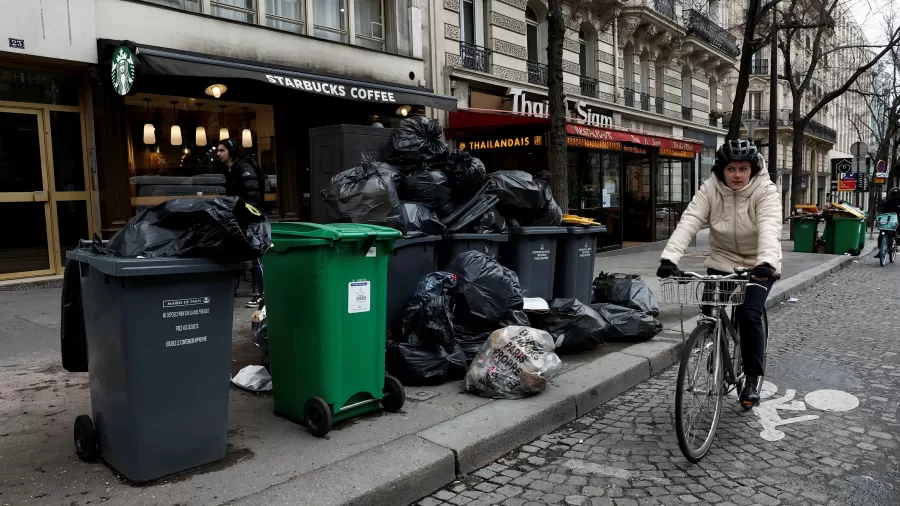 Paris inundada por lixo (Reprodução\RFI)