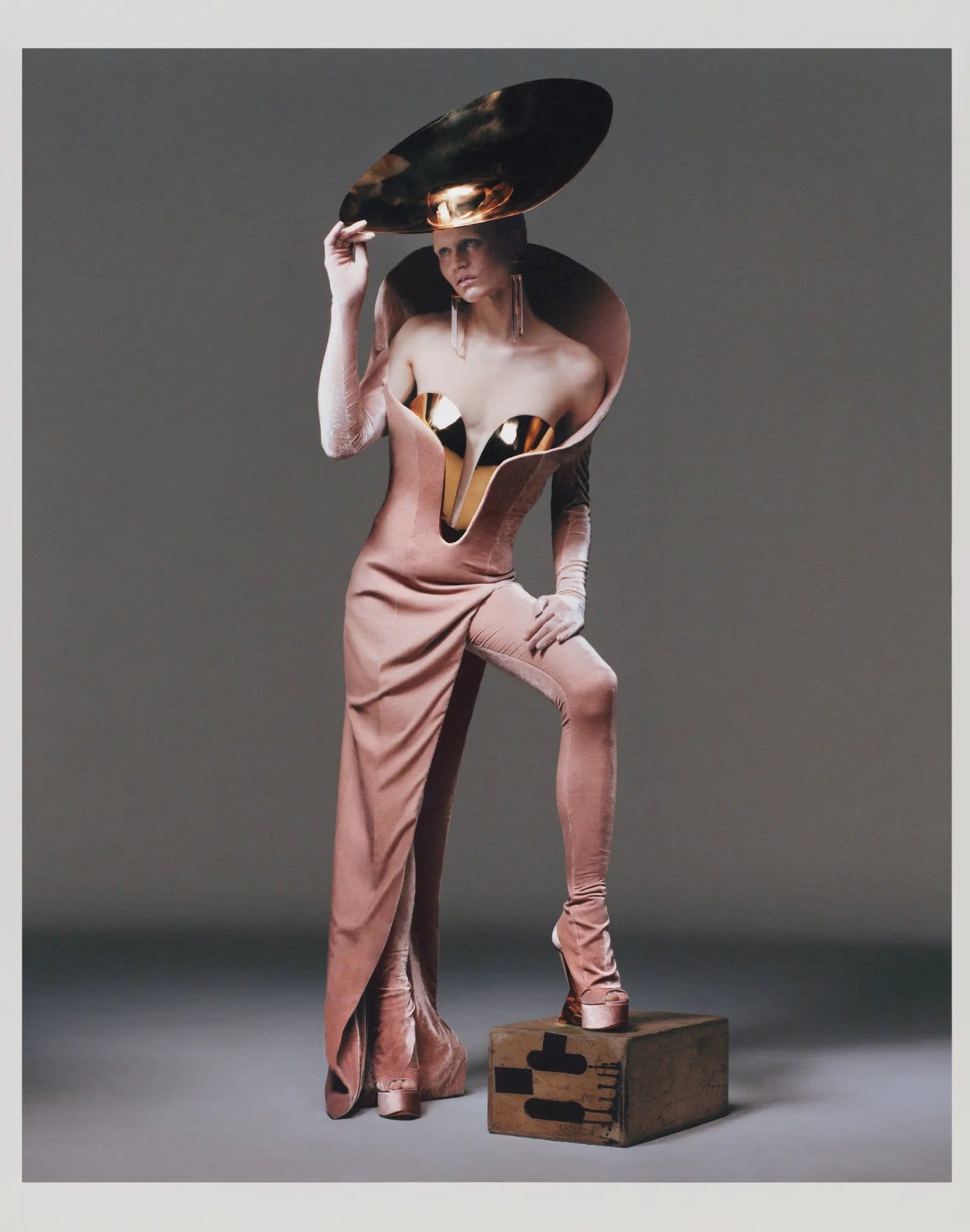 Modelo usando o vestido do Grammy (Foto: Reprodução / Beyoncé Access)
