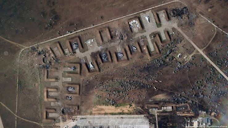 Imagem de satélite de 10 de agosto, após a explosões, mostra os restos carbonizados de pelo menos sete aeronaves russas. (Foto: Reprodução/Planet Lab)