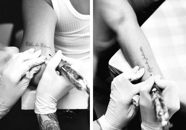 (Juliette e sua mãe Fátima durante sessão de tatuagem, Reprodução/Instagram)