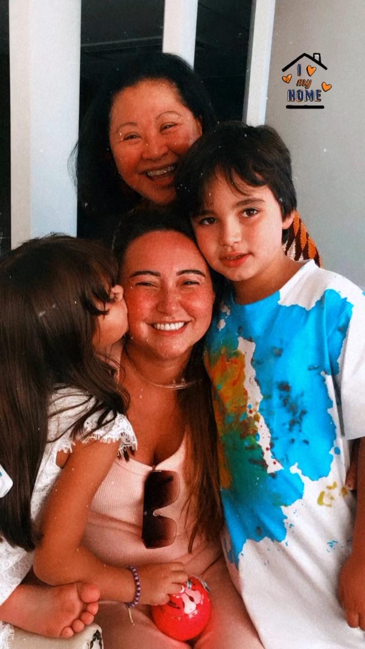 Karina Sato chora ao reencontrar os filhos após internação por covid-19 (Foto: Reprodução/Instagram)