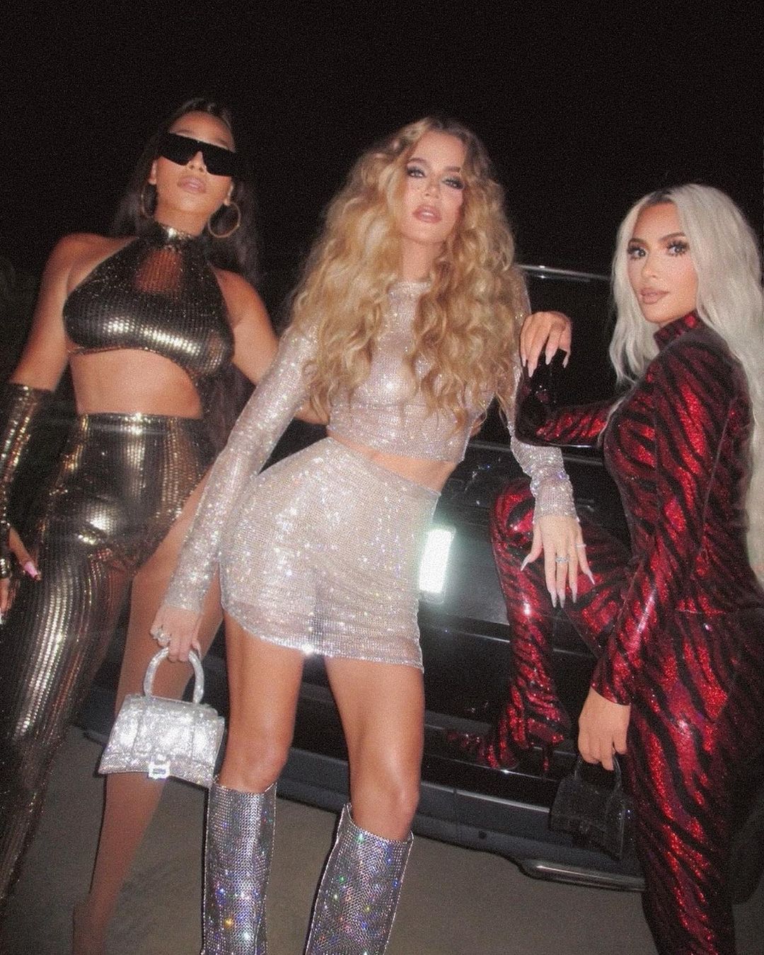 As irmãs Khloe e Kim Kardashian chegaram juntas da amiga Lala. (Reprodução/Instagram)