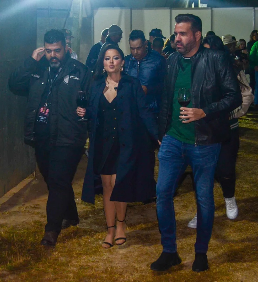 Maraisa chega em show acompanhada de seu namorado Fernando Mocó.  Reprodução/Araujo/AgNews. Lorena Bueri