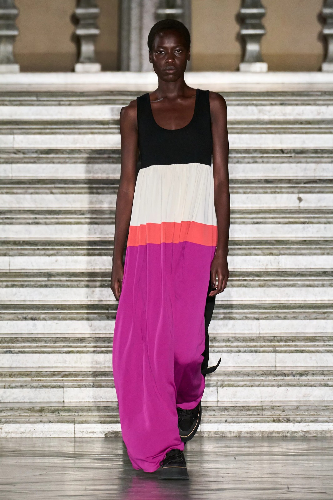 Modelo desfila de vestido com quatro cores: preto, branco, salmão e rosa. Foto/Reprodução: Vogue Lorena Bueri