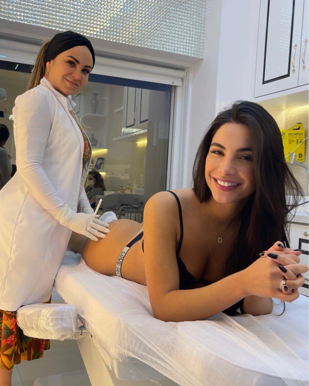 Gabi Versiani fazendo o procedimento Round glúteo (Foto: Reprodução/Instagram) Lorena Bueri