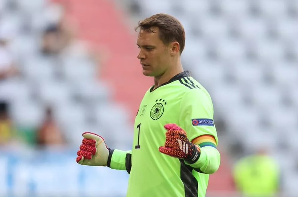 Neuer com braçadeira de capitão nas cores do arco-íris (Foto: AFP)