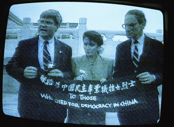 A presidente da Câmara dos EUA, Nancy Pelosi, então deputada, em visita surpresa à praça da Paz Celestial em 1991. Pelosi tem um longo histórico de oposição ao governo chinês. (Foto: Reprodução/Associated Press)