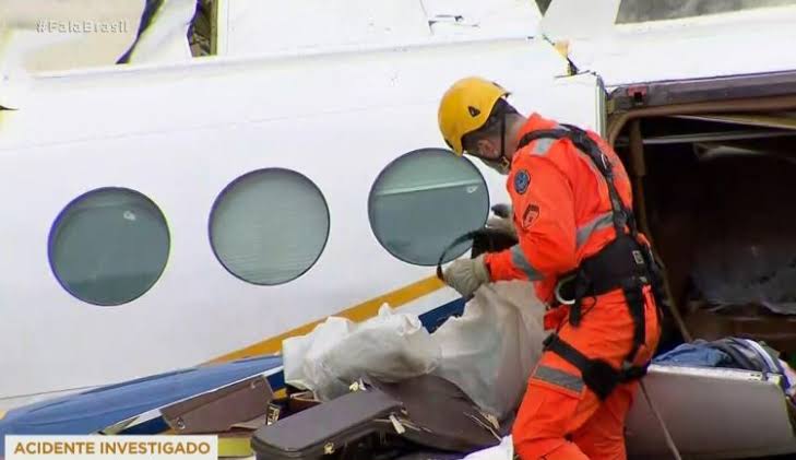 Pertences são retirados do avião | Imagem: Reprodução/Record TV