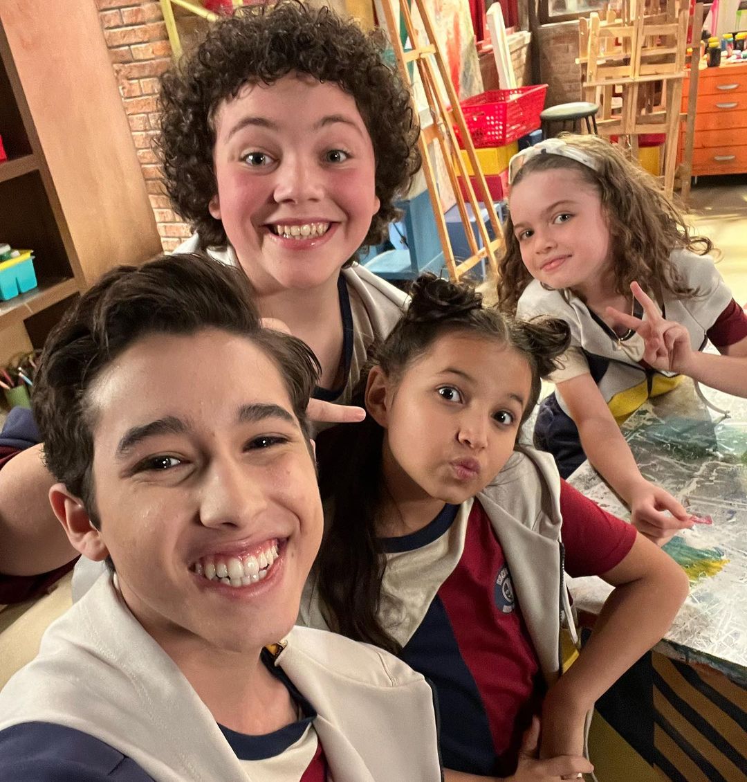 Pinóquio, Pedro, Yuna e Chloe quando Pinóquio tenta estudar na Ruth Goulart. Reprodução/Instagram @joaopedrodelfino Lorena Bueri