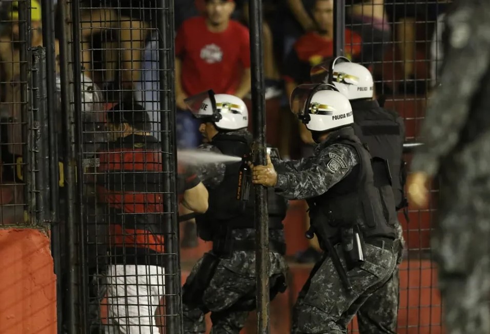 Policiais soltam spray de pimenta em Sport x Vasco na Ilha do Retiro — Foto: Marlon Costa / Pernambuco Press