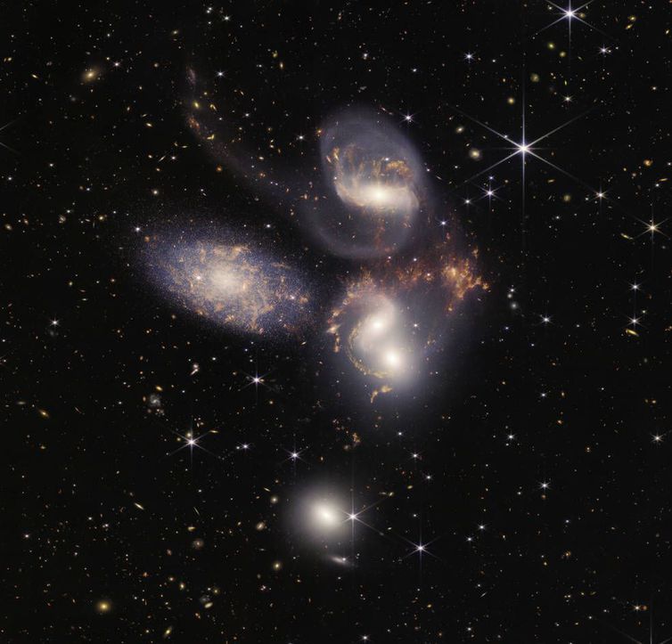 Imagem do Quinteto de Stephan do Telescópio Espacial James Webb.(Foto: Reprodução/AgênciaBrasil).