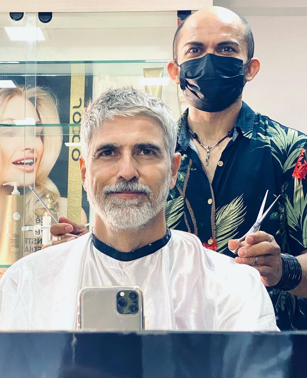 Reynaldo Gianecchini revela visual com cabelos e barba grisalhos