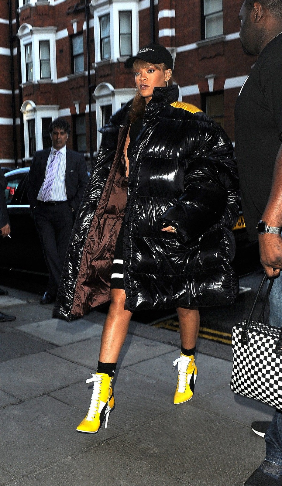 Rihanna veste puffer. Reprodução/Pinterest Lorena Bueri