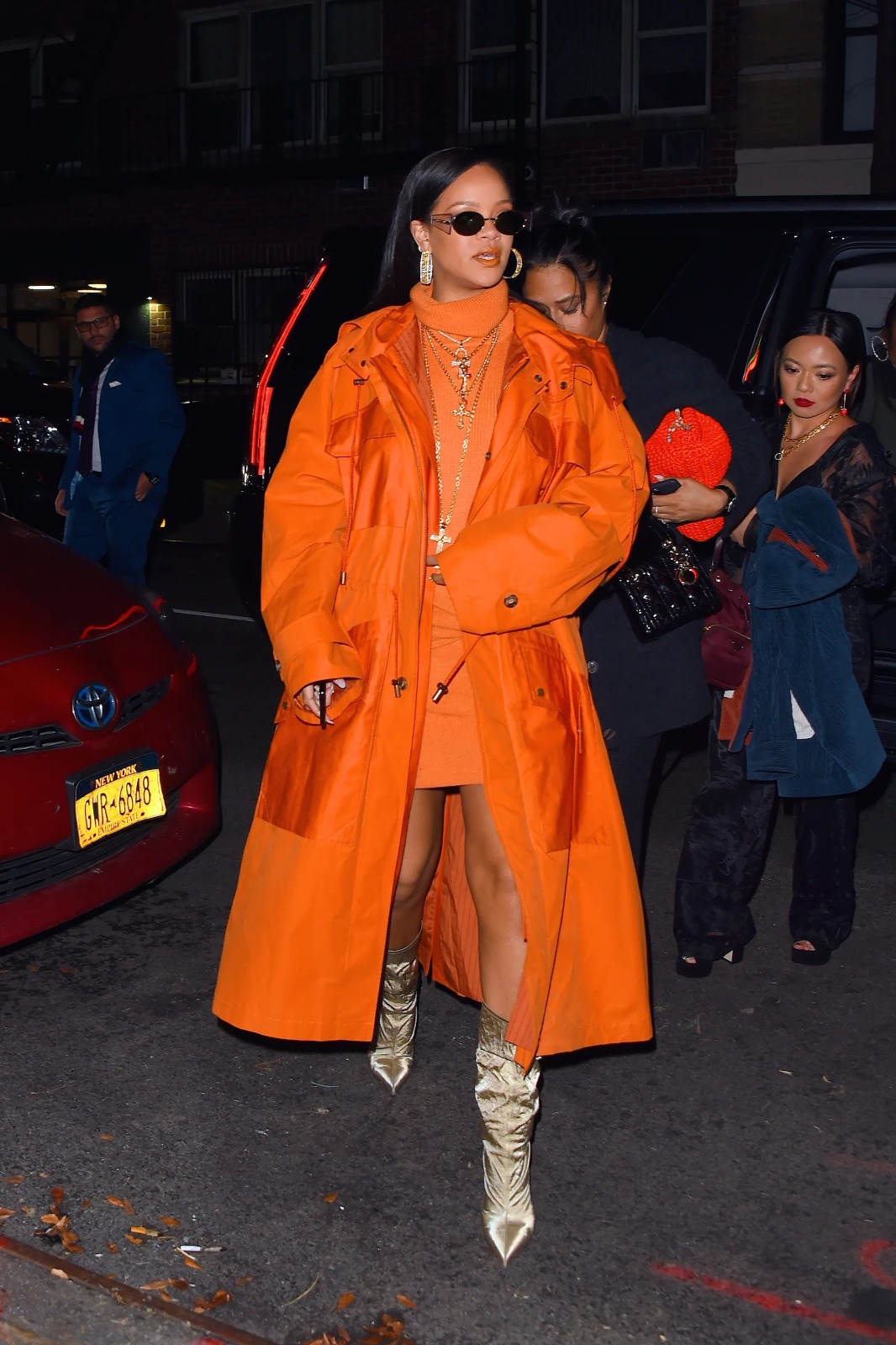Rihanna veste trench coat. Reprodução/Pinterest Lorena Bueri