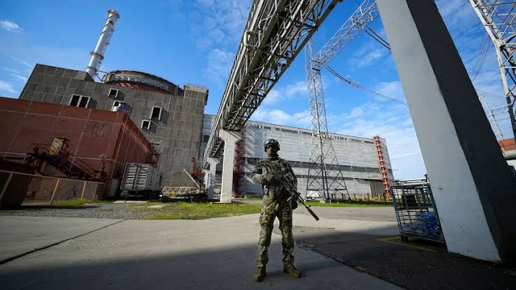 Soldado russo na Usina Nuclear de Zaporizhzhia em Energodar tirada em maio de 2022. (Foto: Andrey Borodulin/AFP via BBC)