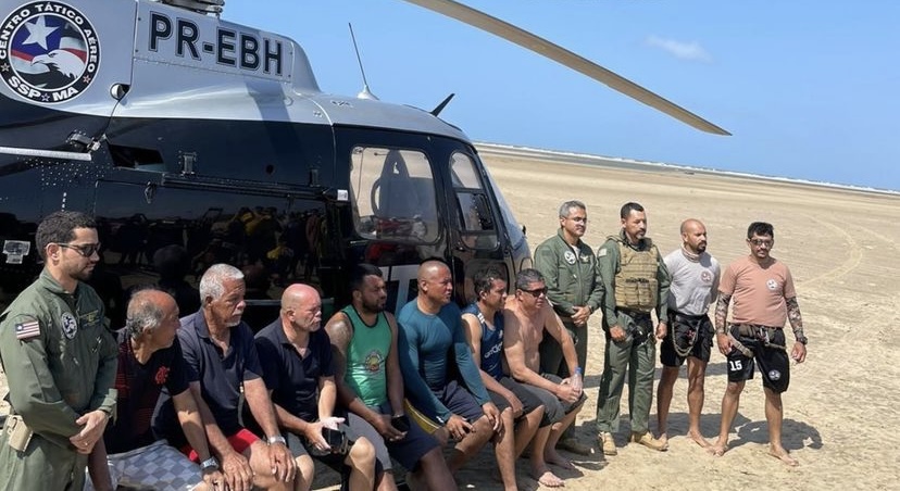 Tripulantes que estavam em alto mar foram resgatados com a ajuda de helicóptero Águia, do Centro Tático Aéreo da Polícia Militar do Maranhão. (Foto: Reprodução/Secretaria de Segurança Pública do Maranhão)