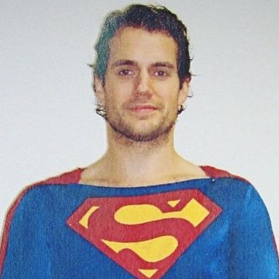 Henry Cavill, o Superman, surge com visual diferente para novo filme