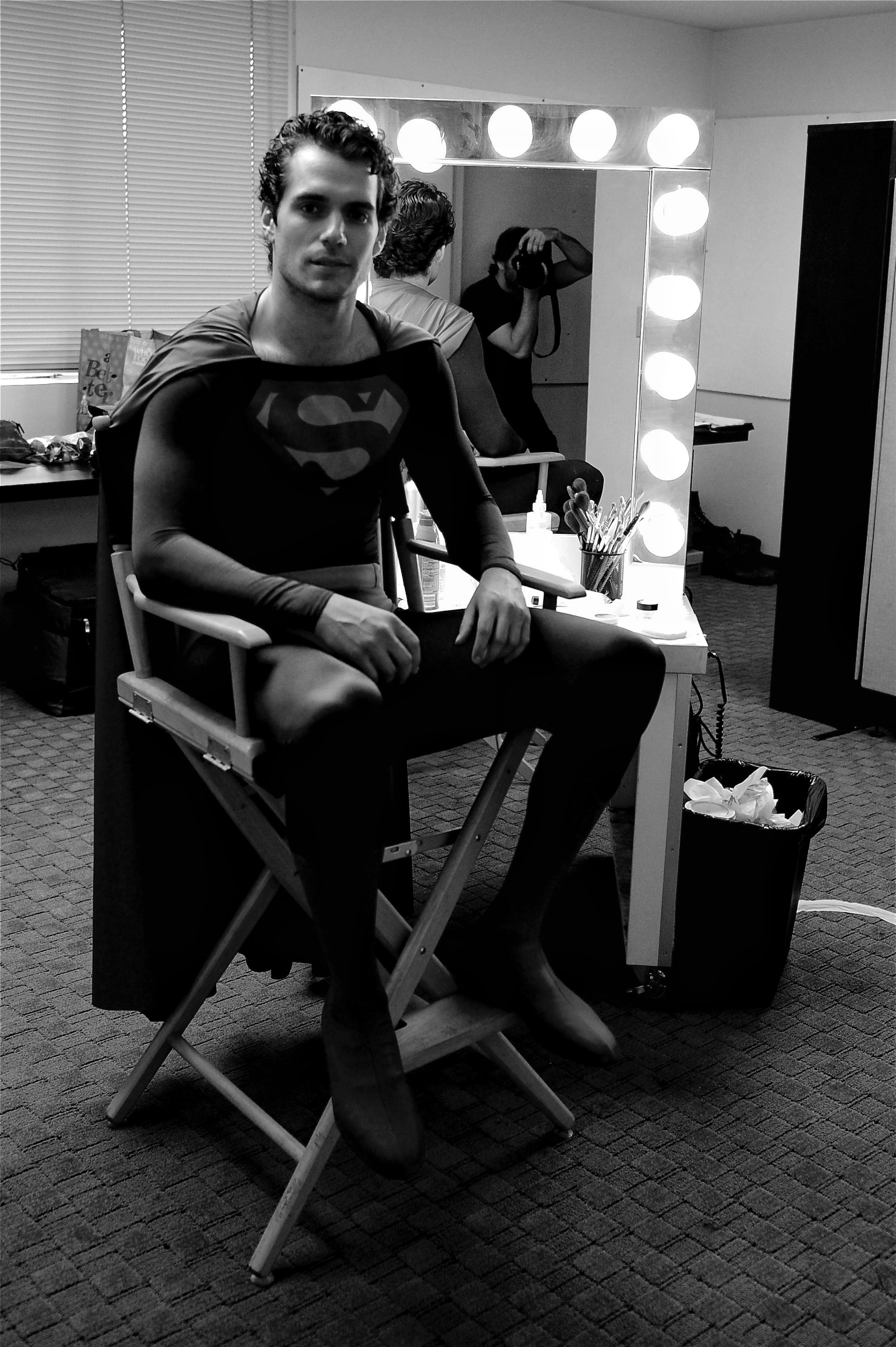 Henry Cavill, o Superman, surge com visual diferente para novo filme