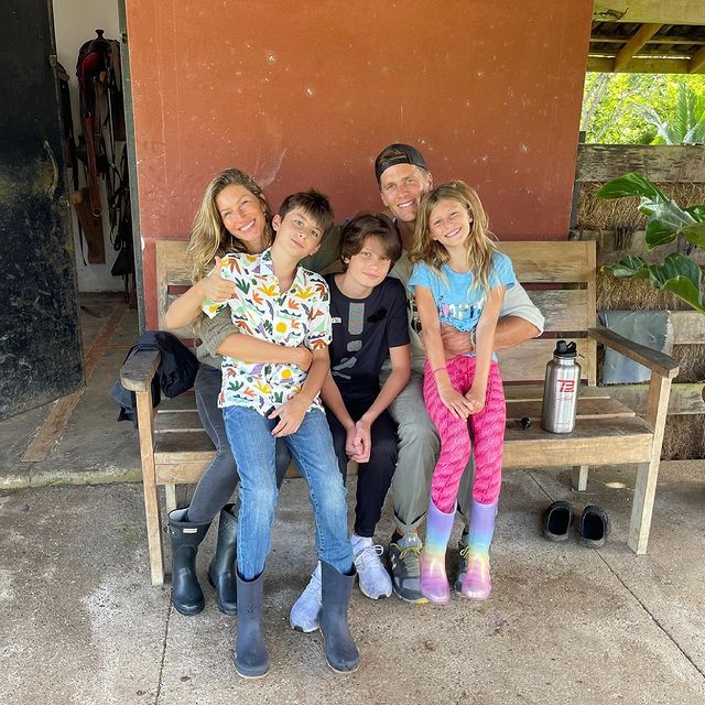 Gisele Bündchen, Tom Brady e os filhos Benjamin e Vivian. Foto: Reprodução/Instagram/@tombrady Lorena Bueri
