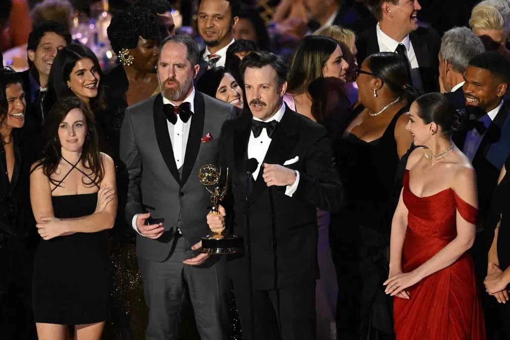 Elenco de “Ted Lasso” recebe Emmy de Melhor Série de Comédia (Reprodução/Twitter)