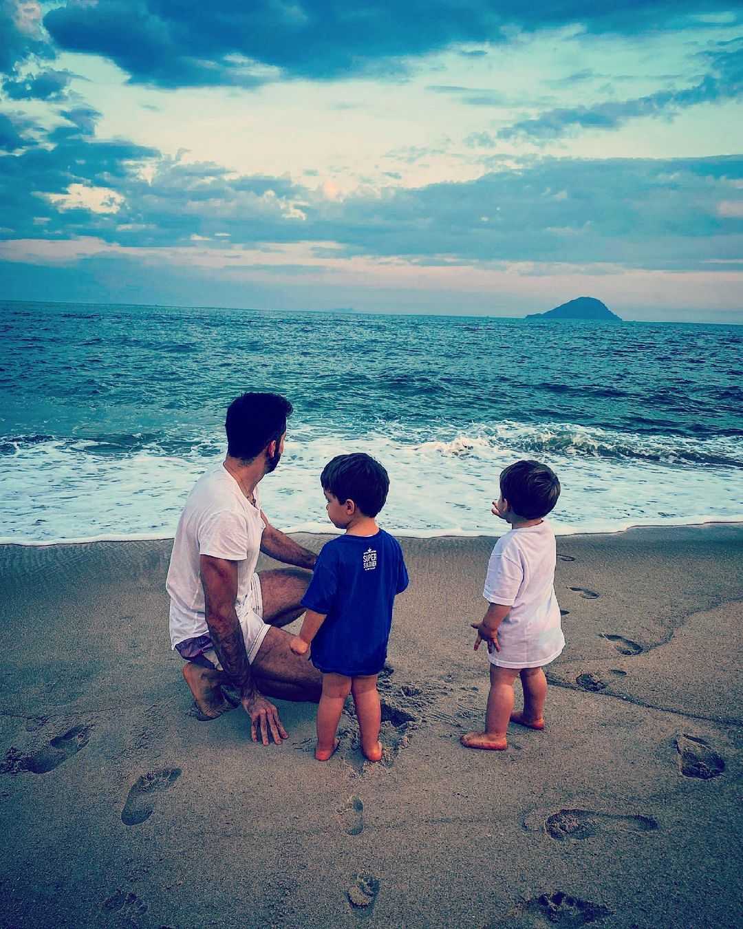 (Thales Bretas e filhos Romeu e Gael na praia, Reprodução/Instagram)