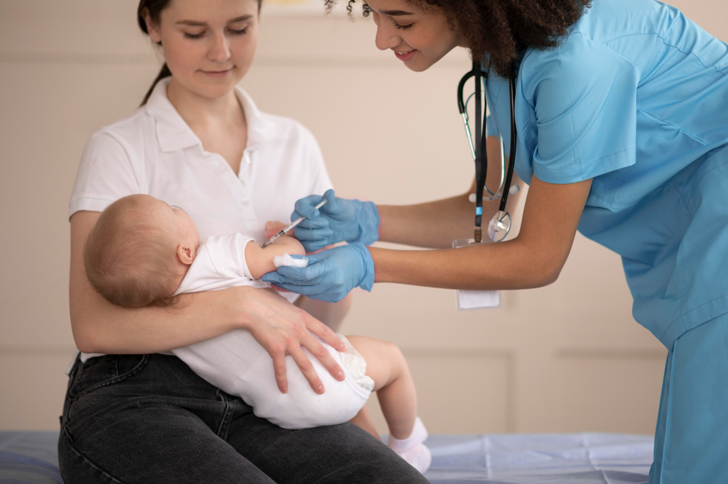 Bebê recebe vacina da covid no braço