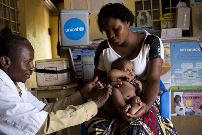 Vacinação de uma criança contra o sarampo na República Democrática do Congo