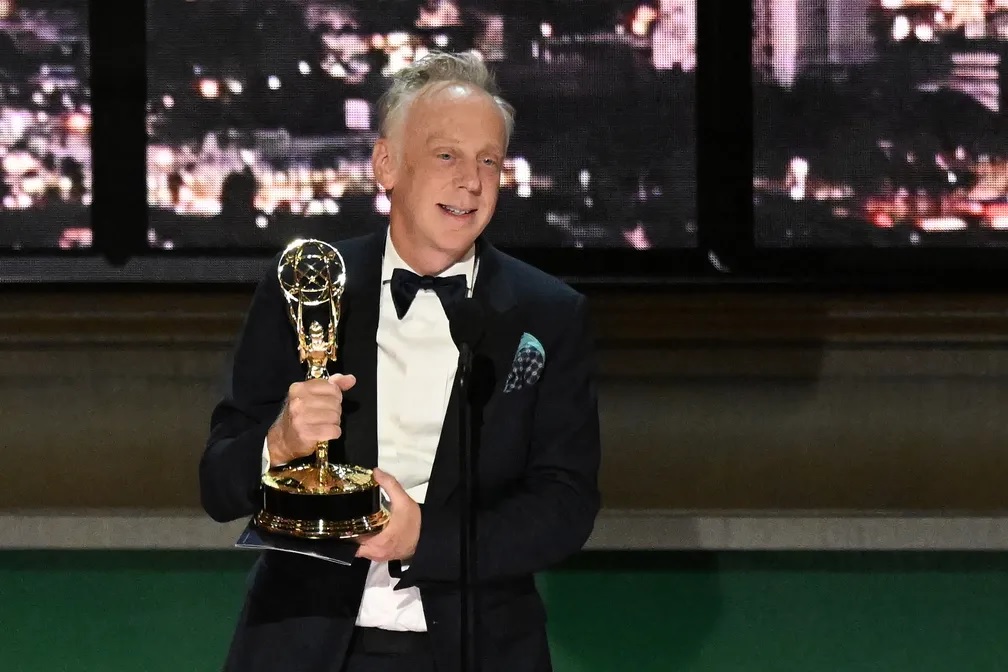 Mike White leva dois prêmios Emmy nas categorias Direção e Roteiro em Série Limitada, Antologia ou Filme para TV (Reprodução/Twitter) Lorena Bueri