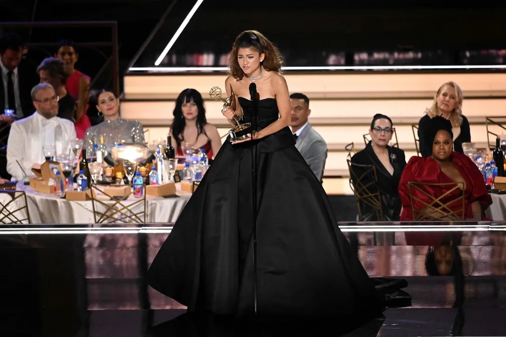 Zendaya leva o Emmy de Melhor atriz em Série de Drama (Reprodução/Twitter) Lorena Bueri