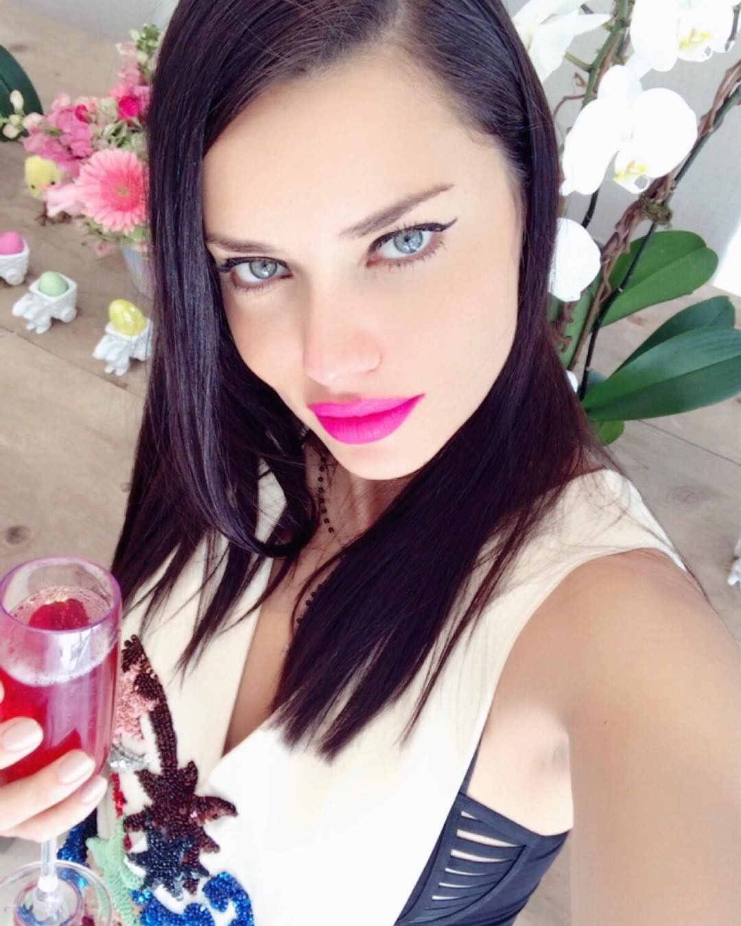 Modelo brasileira Adriana Lima é adepta do rosa bem chamativo nos batons (Foto: Reprodução/Instagram @adrianalima)