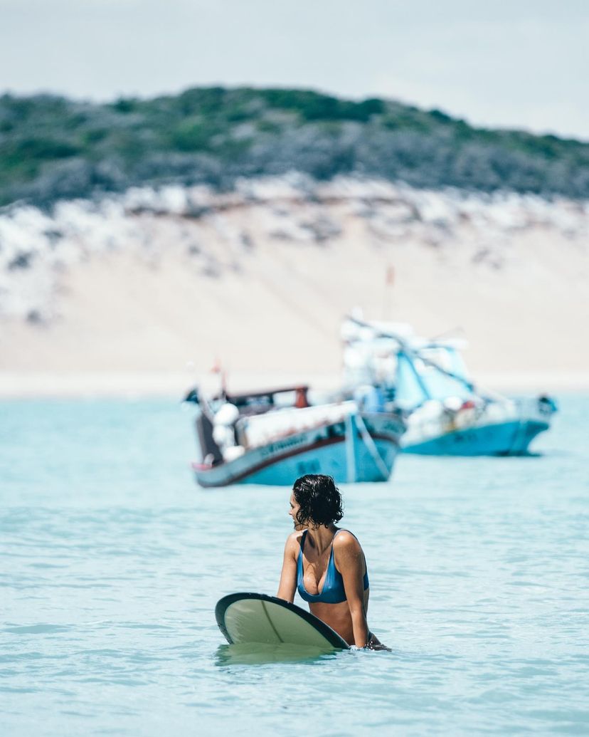 Débora Nascimento durante o surf. (Foto: Reprodução/Instagram) Lorena Bueri