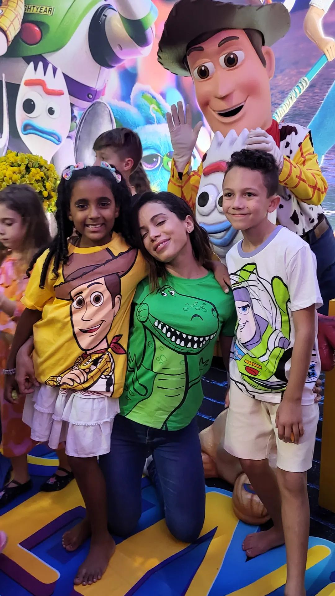 Anitta com convidados na festa de aniversário de Benício. (Reprodução/Instagram) Lorena Bueri