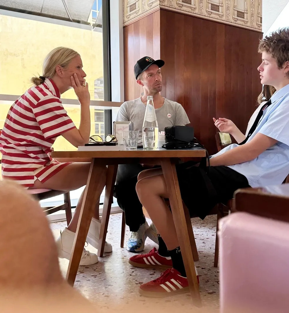 Gwyneth, Chris e Moses almoçando em Milão/Reprodução: Grosby/Revista Quem Lorena Bueri