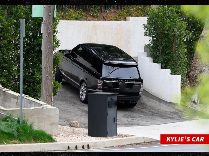 Carro de Kylie Jenner em frente à casa de Timothée Chalamet no último dia 18 (Foto: Reprodução/TMZ) Lorena Bueri