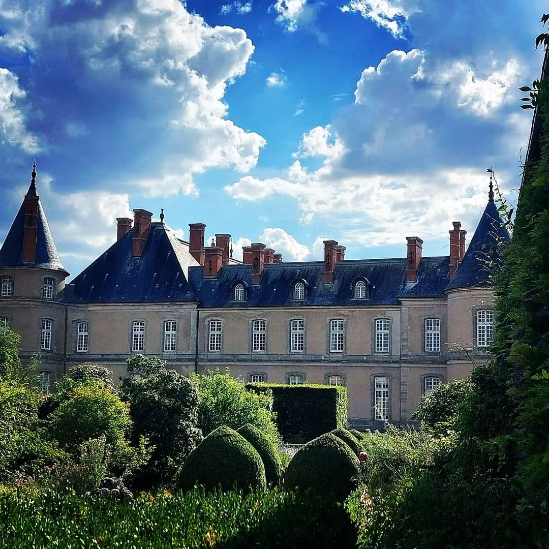 Chateau d'Haroué foi palco de exposições históricas de moda. Reprodução/Instagram