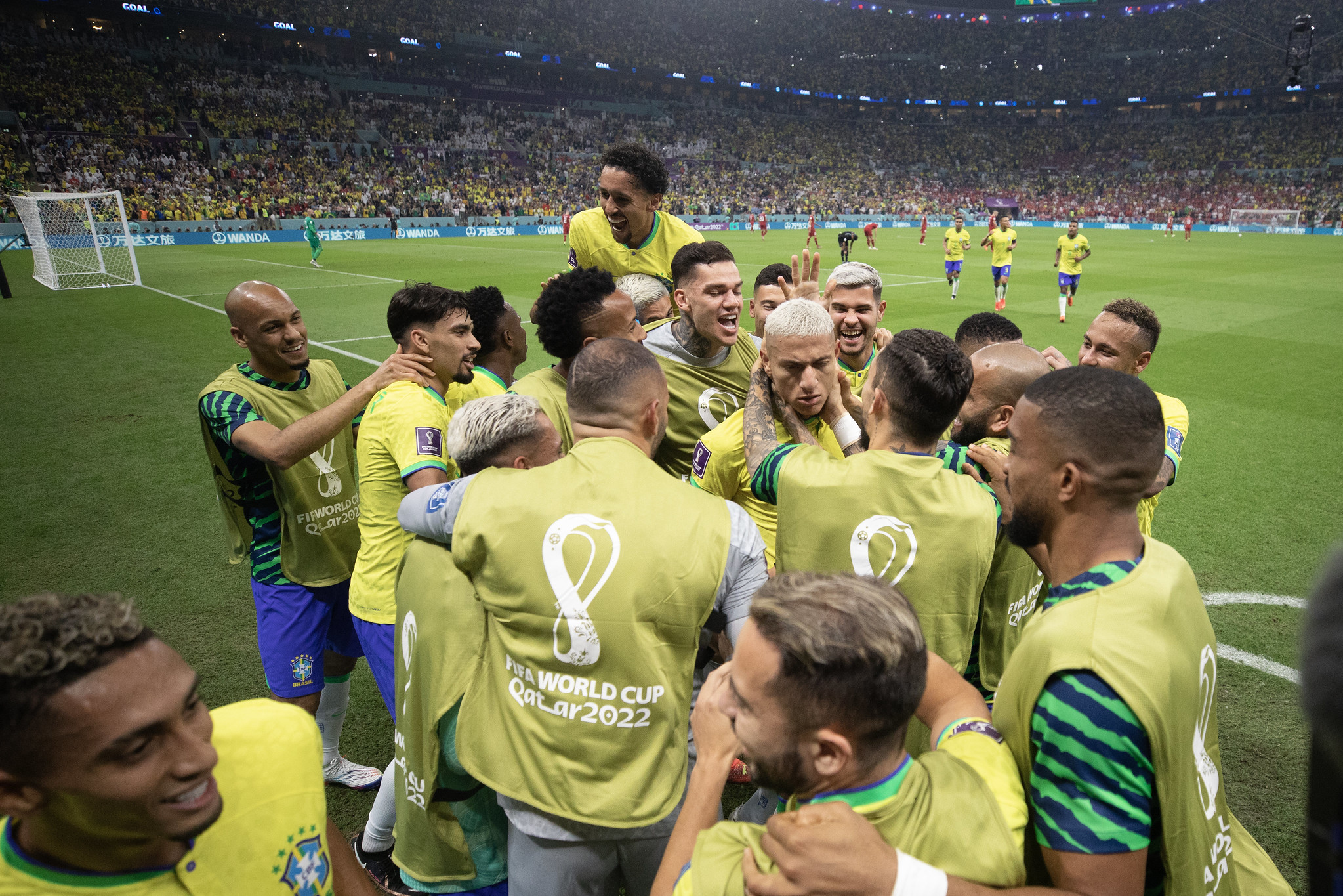 Em jogo de estreia no Catar, Brasil vence a Sérvia por 2 a 0 – DW