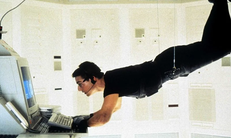 Tom Cruise usando dispositivos via satélite desde os filmes mais antigos da franquia. (Foto: Reprodução/Forbes) Lorena Bueri